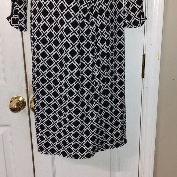 White House Black Market black white geometrical v neck faux wrap  dress  Sz 6 - Picture 2 of 7
